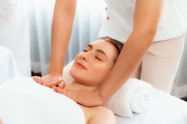 Kafkasyalı kadın müşteri stres önleyici spa masajının keyfini çıkarıyor ve lüks otel ya da oteldeki gündüz açık ortam güzellik salonunda güzellik teniyle eğleniyor. Sessiz.