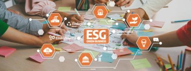 Çevresel, sosyal ve yönetimsel stratejiler için yeşil iş gelişiminde beyin fırtınası yapan bir grubu gösteren dinamik bir sahne. Dostluk