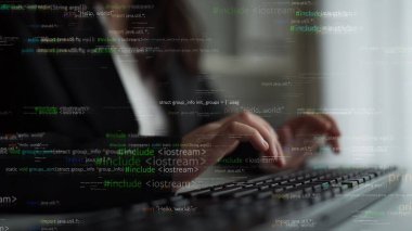 Bir iş adamı yoğun bir şekilde kodlamaya odaklanmış durumda, programlama dilinin parçacıkları iş ortamlarındaki yenilikleri ve dijital ilerlemeyi sembolize ediyor. Xenic