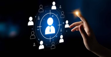 Müşteri hedeflemesi seyirciyi tanımlamaya yardımcı olur. Strateji hedefini geliştirir, müşteri hedeflemesi segmentasyonu destekler, kampanya hedefini arttırır ve müşteri hedeflemesi etkisini artırır. Latch