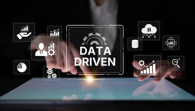 Veri güdümlü karar verme işi analitik, veri toplama ve yapay zeka sistemleri yoluyla güçlendirir. Veri güdümlü araçlar veri işleme ve veri görselleştirmesini veri platformları boyunca destekler. Eğri