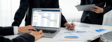 Ekip projesinin zaman çizelgesini gösteren bilgisayar ekranında canlı iş projesi yönetimi için proje planlama yazılımı