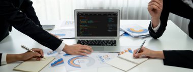 Uygulama ve program kodlaması için bilgisayar ekranında yazılım geliştirme programlama