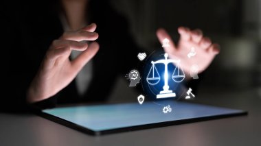 AI toplumu dönüştürüyor, önemli etik soruları gündeme getiriyor. Yapay zeka dizaynındaki ahlak kuralları adaleti sağlar. Al etik sorumlu kararı destekliyor. Yapay zeka gücünü güçlü etiklerle dengelemek çok önemli. Eğri