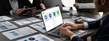 E-ticaret ve canlı çevrimiçi iş için malzeme taşıma ve teslimat izleme sistemi