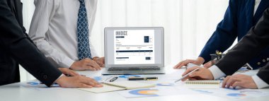 Muhasebe uygulamasından gelen fatura bilgisayar ekranında. Şirket işlerinin finans ve bütçesi için bilgisayar programı. canlı.