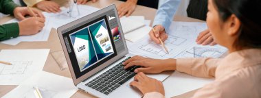 Web sayfasının modern tasarımı ve bilgisayar ekranında gösterilen ticari canlı reklamlar için grafiksel tasarımcı yazılımı