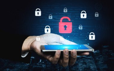 Siber güvenlik ihlalini gösteren dijital güvenlik kavramı, güvenlik sistemleri arasında veriye maruz kaldığını belirten kırmızı bir asma kilit, sistem savunmasızlığını ve risk kefaretini vurguluyor