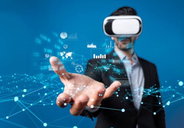 İş adamı, tahmin edilen büyük veri modellerinden gerçek zamanlı analizlere uzanan eğilimleri ve görüşleri ortaya çıkarmak için veri analizlerini derinlemesine inceleyerek, veri güdümlü kararların analitik endüstrileri nasıl ileri götürdüğünü öğrenir Faas