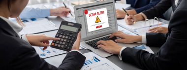 İş zekası ve veri analizi kavramı. Analizci ekibi laptop ekranında finansal veri analizi üzerinde çalışıyor. Etkili iş stratejik planlama için pazarlama göstergesi olarak. İçgörü