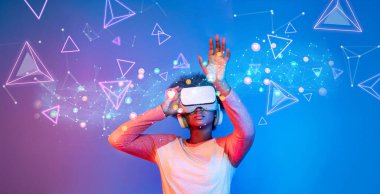 Genç bir kullanıcı, sanal gerçeklik teknolojisinin yenilikçi dünyasını canlı bir dijital ortamda keşfediyor, sosyal medyanın ve çevrimiçi etkileşimin geleceğini gözler önüne seriyor. XDMCP