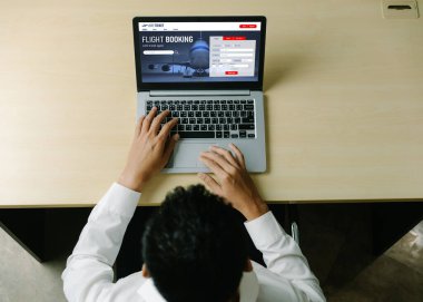 Online uçuş rezervasyon sitesi mod rezervasyon sistemi sağlar. Seyahat teknolojisi kavramı .