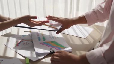 Başlangıç çalışanı birlikte çalışıyor, finansal veri raporundaki BI gösterge tablosunu analiz ediyor ama panorama videosundaki şirket yönüyle uyuşmadığı için stratejik pazarlama planlamasını reddediyor. Sinerjik