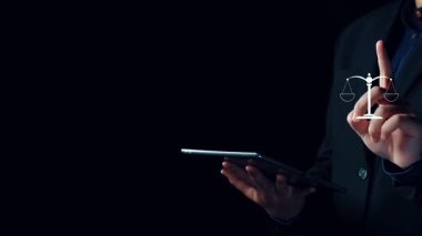 AI toplumu dönüştürüyor, önemli etik soruları gündeme getiriyor. Yapay zeka dizaynındaki ahlak kuralları adaleti sağlar. Yapay zeka etiği sorumlu kararları destekliyor. Yapay zeka gücünü güçlü etiklerle dengelemek çok önemli. Elide