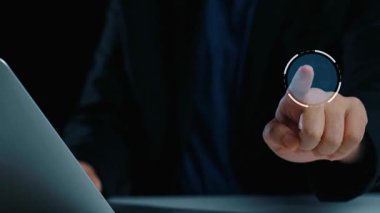 Adalet ölçeğini gösteren fütürist dijital hukuk arayüzü, dijital hukukun altını çizen, AI uyumu, dijital hukuk sistemleri ve güvenli yönetim için dijital hukuk düzenlemeleri. Elide