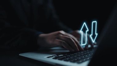 Bir iş adamı laptopta veri analizi yapmakla meşgul olup, aydınlatılmış grafikler kalitede bir artış ve etkili karar verme maliyetinde bir düşüş göstermektedir. Dörtgen