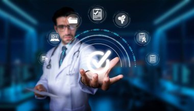 Bir tıp uzmanı interaktif teknolojiyle ilgileniyor, dijital sağlık ikonları sergiliyor ve hasta bakımı ve tıbbi hizmetlerdeki yeniliklerin entegrasyonunu vurguluyor. PHMT