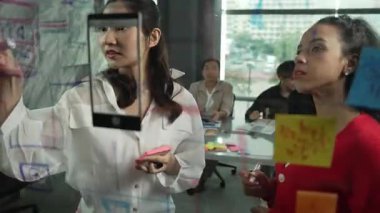 Mesleki çeşitlilik gösteren bir grup şirket yatırımcıya pazarlama planını sundu. İş adamlarının beyin fırtınaları, yeni ürün ve pazarlama stratejileri hakkında tartışmalar. Birlikte çalışmak. Yönlendirici.