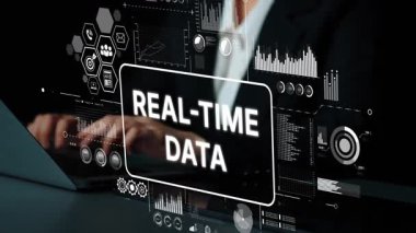 Modern Teknolojiyle Gerçek Zamanlı Veri Analizi Klavyede Dijital Ekran ve Eller Daktiloda Gösterildi. Asemptotik akıllı veri analitiği.