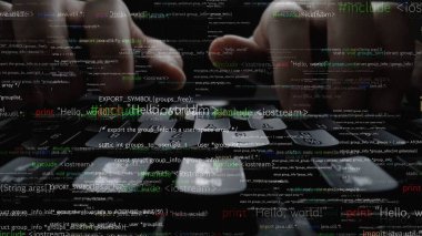 Renkli programlama metinleriyle çevrili, modern teknolojiyi ve kodlama yaratıcılığını vurgulayan karanlık bir klavyede aktif olarak yazan ellerin samimi bir perspektifi. Xenic