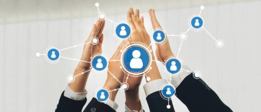 Profesyonel bir ortamda işbirliği ve ağı sembolize etmek için bir araya gelen ellerin görsel temsili, bağlantı ve takım çalışmasının önemini vurguluyor. Dostluk