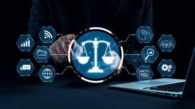 Adalet ölçeğini gösteren fütürist dijital hukuk arayüzü, dijital hukukun altını çizen, AI uyumu, dijital hukuk sistemleri ve güvenli yönetim için dijital hukuk düzenlemeleri. Elide