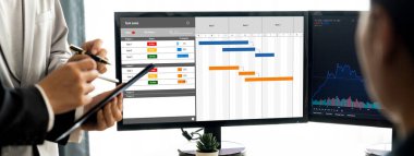 Ekip projesinin zaman çizelgesini gösteren bilgisayar ekranında canlı iş projesi yönetimi için proje planlama yazılımı