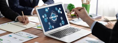 Kaliteli standartları karşılamak için çevrimiçi şirket işleri için uyum sistemi