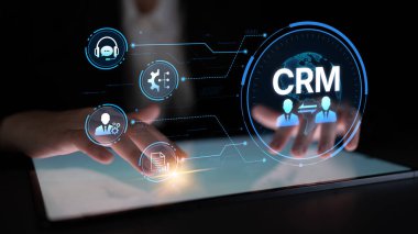 CRM platformları veri analizi, CRM iletişim araçları ve otomasyon yoluyla müşteri ilişkilerini geliştirir. CRM sistemleri müşteri yönetimi, izleme ve CRM ilişki başarısını destekler. Eğri