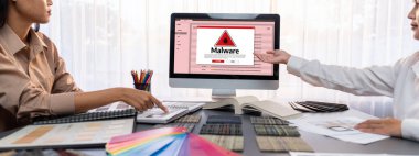 Masadaki bir grup iç mimar takımı dizüstü bilgisayarında mimari yazılım bulunan çeşitli ruh hali tahtası örneklerini seçiyor. Modern yenileme ve iç malzeme seçimi konsepti. İçgörü