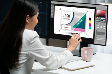 Web sayfasının modern tasarımı ve bilgisayar ekranında gösterilen ticari canlı reklamlar için grafiksel tasarımcı yazılımı