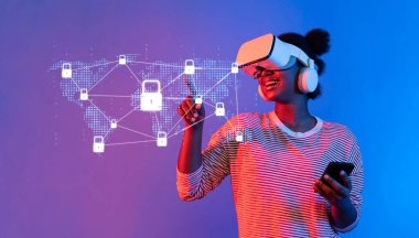 Genç bir iş kadını sanal gerçeklik gözlüğü ve akıllı telefon kullanarak yaratıcı bir çalışma alanı ortamında siber güvenlik ve veri koruması kavramlarını gözler önüne seriyor. XDMCP