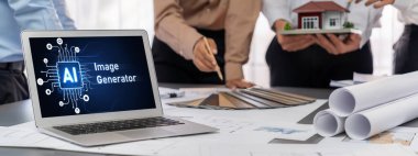 İç mimar tasarımcı grubu, daha kesin tasarım için planlar ve dizüstü bilgisayar ekran mimari yazılımı üzerinde birlikte tartışıyorlar. Modern ev tasarımı ve yenileme. İçgörü