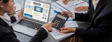 İş zekası ve veri analizi kavramı. Analizci ekibi laptop ekranında finansal veri analizi üzerinde çalışıyor. Etkili iş stratejik planlama için pazarlama göstergesi olarak. İçgörü