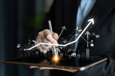 Stratejik iş planlaması, gelecekte başarı sağlamak için metrik ve yol haritaları kullanılarak büyüme, genişleme ve yeniliğe yol açar. Latch