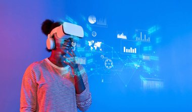 Sanal gerçeklik teknolojisiyle ilgilenen bir kadın, veri analizleri ve finansal stratejileri, görüş ve görselliklerle dolu bir dijital ortamda keşfediyor. XDMCP