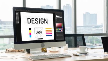 Web sayfasının modern tasarımı ve bilgisayar ekranında gösterilen ticari reklamlar için grafiksel tasarımcı yazılımı