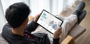 Web sitesi tasarım yazılımı çevrimiçi perakende ticaret ve e-ticaret için model şablonu sağlar