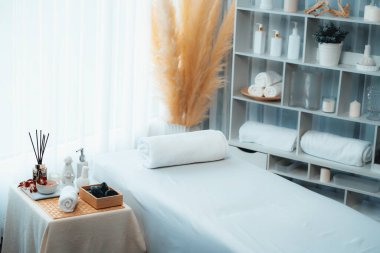 Lüks spa merkezindeki kaplıca masasında güzellik ve güzellik salonu aksesuarları. Spa masajı ve eğlence arka planı konsepti. Sessiz.