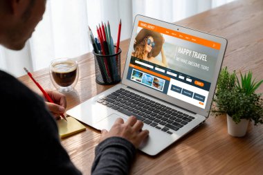 Model arama ve seyahat planlama için internet sitesi uçuş, otel ve tur rezervasyonları için anlaşma ve paket sunuyor