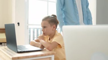 Kafkasyalı öğretmen Asyalı öğrenci kodlama mühendisliğine yardım ederken çeşitli öğrenciler yapay zeka yazılımı kullanıyor. Zeki, mutlu, çekici çocuklar, oturma ve programlama sistemi. Eğitim. Pedagoji.