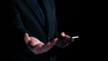 Siber tehditlere karşı siber güvenlik ve siber güvenlik stratejileri, sistem hacklemeleri, dijital ihlaller, ağ saldırıları ve güçlü siber güvenlik altyapısına sahip verilerin korunması. Elide