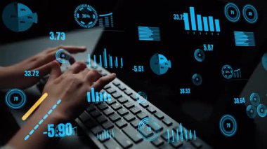 Bilgisayarda finansal verileri analiz eden biri. Sahnede çeşitli grafik ve grafikler, verilerin görselleştirilmesi, içgörü ve iş stratejilerinin vurgulanması yer alıyor. Xenic