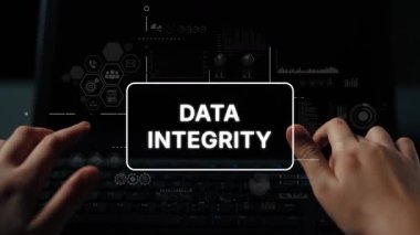 Arkaplanda Dijital Veri Bütünlüğü Görünümü ve Grafiksel Arayüz Elementleri ile Klavyede Yazan Eller. Asemptotik akıllı veri analitiği.