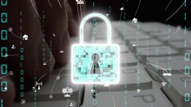 Bu resim, teknoloji ve mahremiyeti vurgulayan veri akışları ve çeşitli simgelerle çevrili bir klavyenin üzerinde kilit sembolü bulunan dijital güvenlik temasını gösteriyor. Xenic