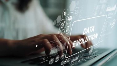 Veri Evrimi ve Teknoloji İlerlemesi 'ni Temsil Eden Üst üste Dizüstü Bilgisayarda Modern El Yazısı. Asemptotik akıllı veri analitiği.