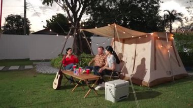 Aile birlikte bahçede kamp kurar, baba ve kız aile bireyleri için ızgara yapar. Doğayla iç içe olmak için açık hava kamp aktiviteleri ve genç nesil çapraz kuşaklarla zaman geçirmek için. Uyumsuzluk.