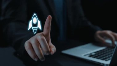 Bu resimde yenilik ve iş büyümesini temsil eden sembolik bir roket ikonu yer almaktadır. Raporda, modern bir çalışma alanında ilerleme ve stratejiyi vurgulayan dijital unsurlar yer alıyor. Dörtgen