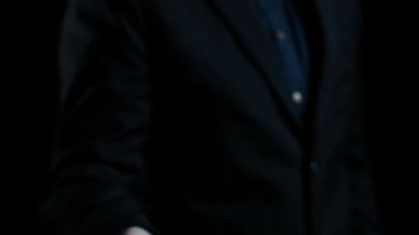 Akıllı telefon tutan, HTML, Python ve Java gibi programlama dillerini karanlık bir arkaplanda gösteren gelecekçi bir kodlama arayüzü. Dörtgen