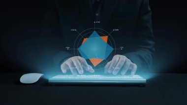 Karanlık bir ortamda modern teknolojiyi gösteren parlak veri görselleştirmeleri ve grafik elementlerle çevrili parlak bir klavyeye yazı yazan ellerin yakın çekim görüntüsü. Dörtgen